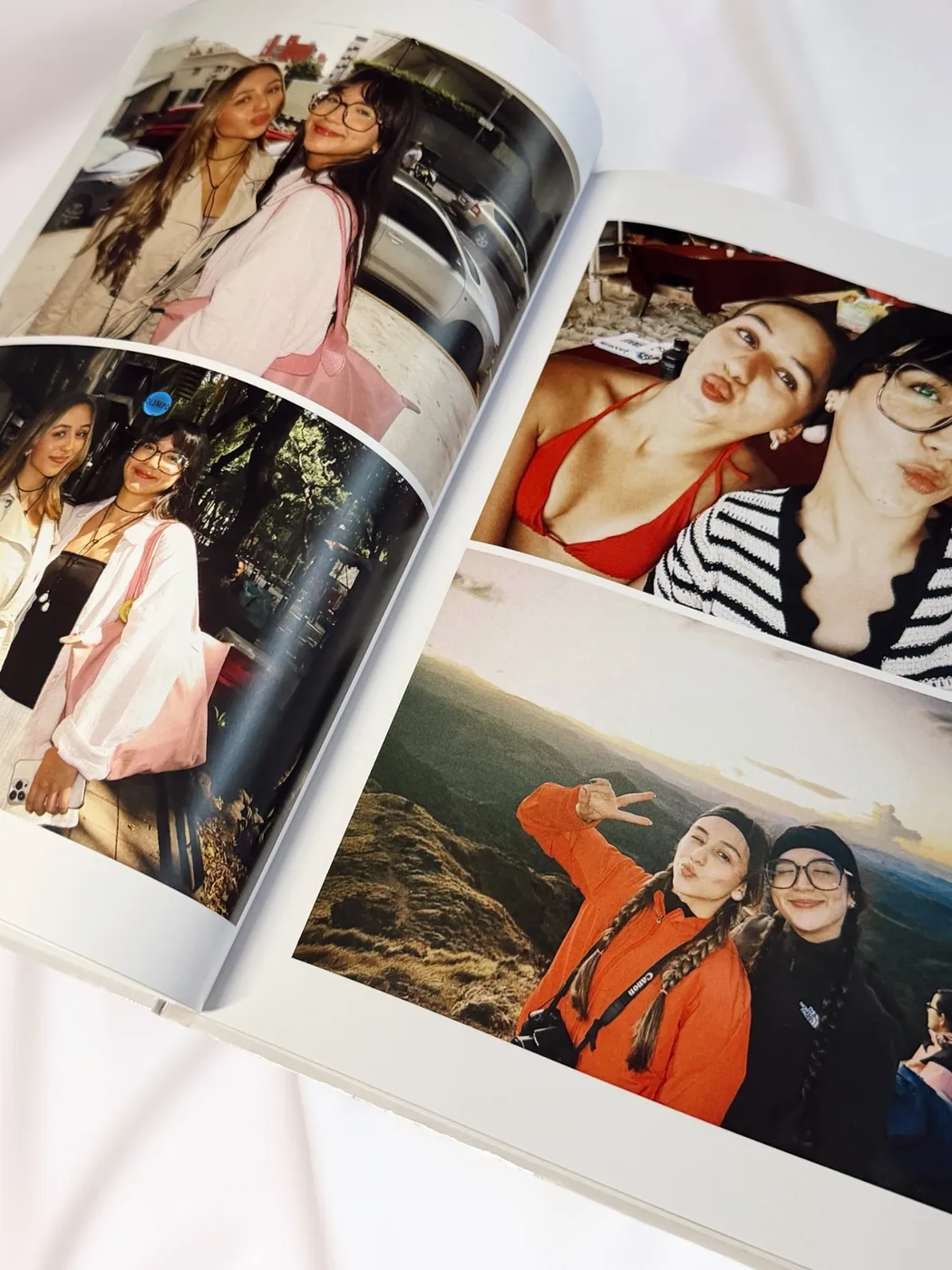 Photobook abierto con fotos de amigas, hecho por Alma Libre