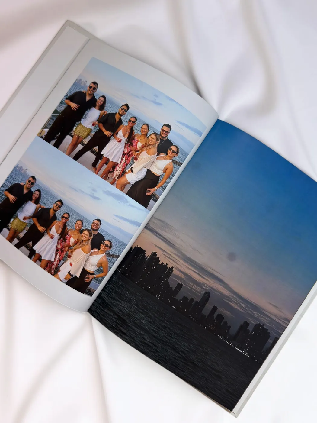 Photobook abierto con foto grupal y ciudad, hecho por Alma Libre