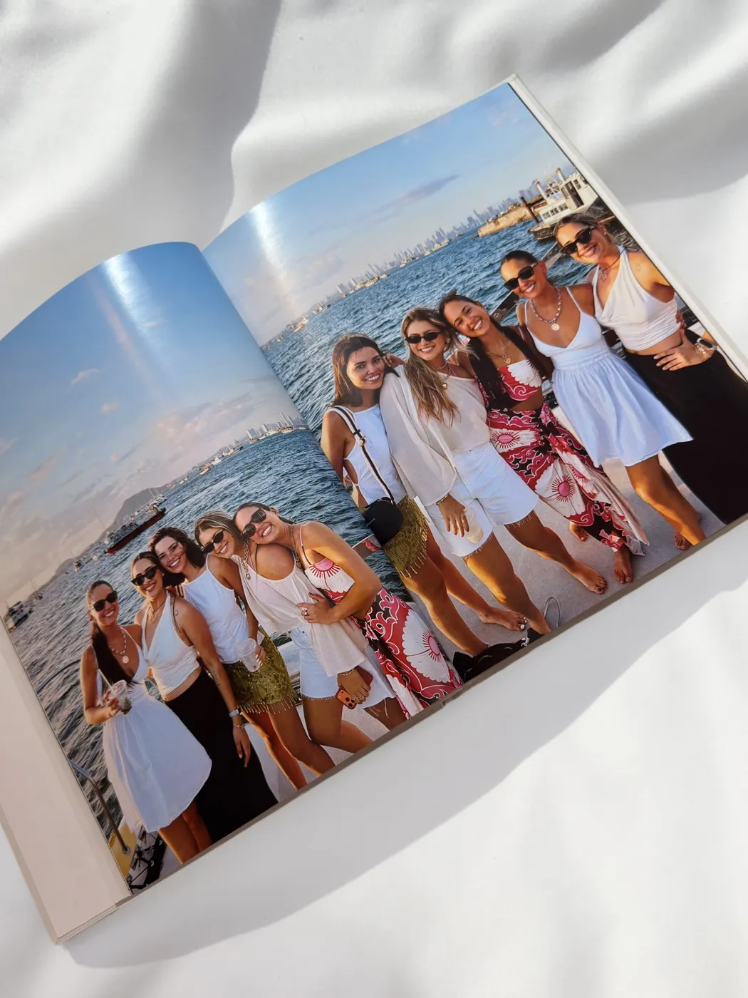 Photobook abierto con foto en la playa, hecho por Alma Libre